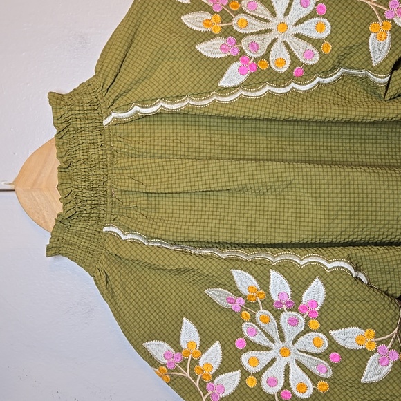 THML Eloise Embroidered Short Puff Sleeved V-Neck Pullover Lightweight Top - Picture 8 of 15